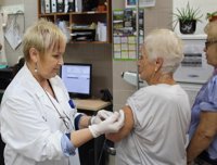 La vacuna de la gripe reduce la hospitalización de mayores en un 30 por ciento y a la mitad la mortalidad por sus causas