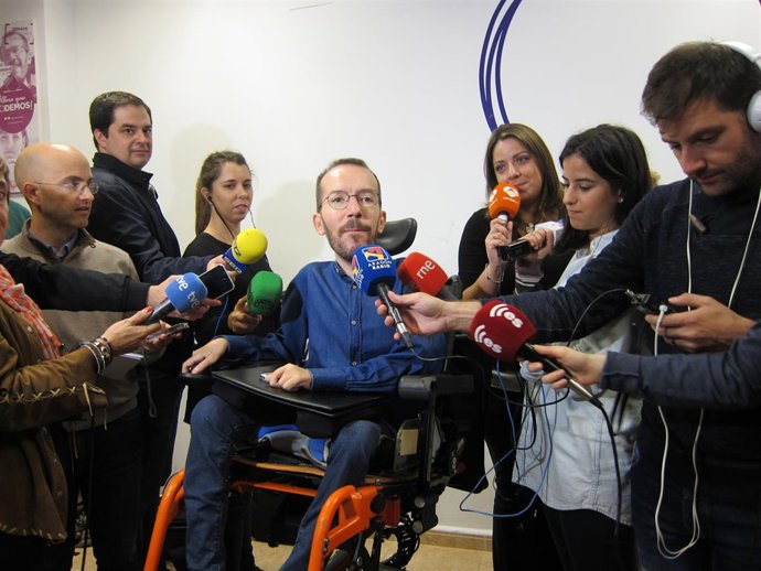 Pablo Echenique (Podemos) atendiendo a los medios este lunes en Zaragoza