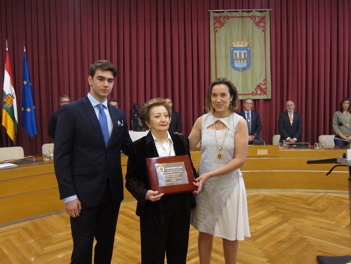 Berta González recoge la Medalla de Logroño para su parte Escultor Daniel