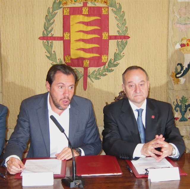  Óscar Puente (Izq), Junto Al Rector De La Universidad De Valladolid