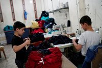 Niños refugiados sirios han trabajado para firmas textiles británicas, según la BBC