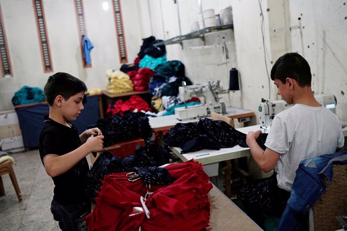 Niños sirios trabajando en un taller textil en Turquía