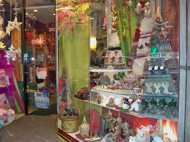 Comercio con decoración navideña