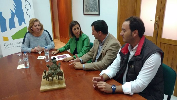 La delegada de Fomento, Maria José Bejarano y el alcalde de Rociana