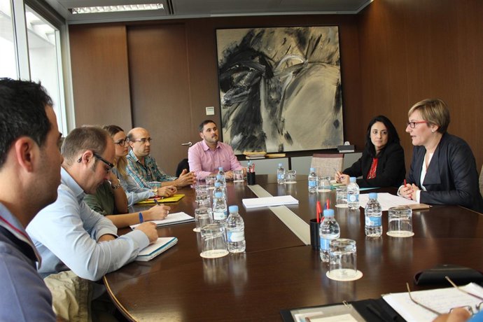 María José Salvador con afectados por el impago de ayudas a la vivienda