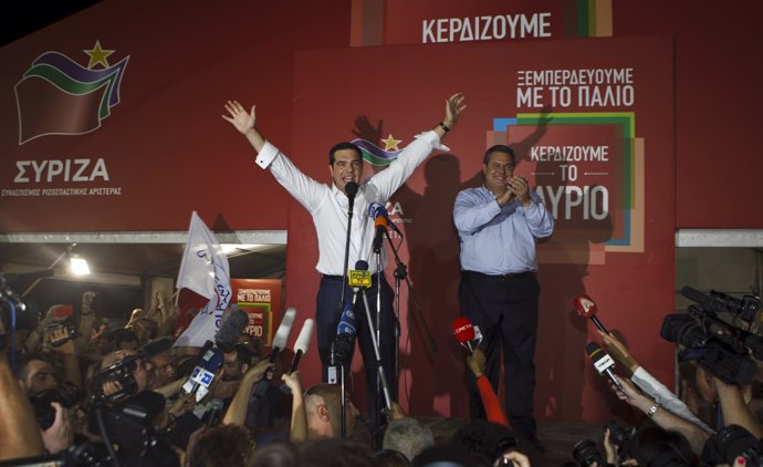 Periodistas rodean al primer ministro griego, Alexis Tsipras