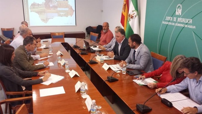 El delegado de la Junta en Huelva, Francisco Romero, con organizaciones agrarias