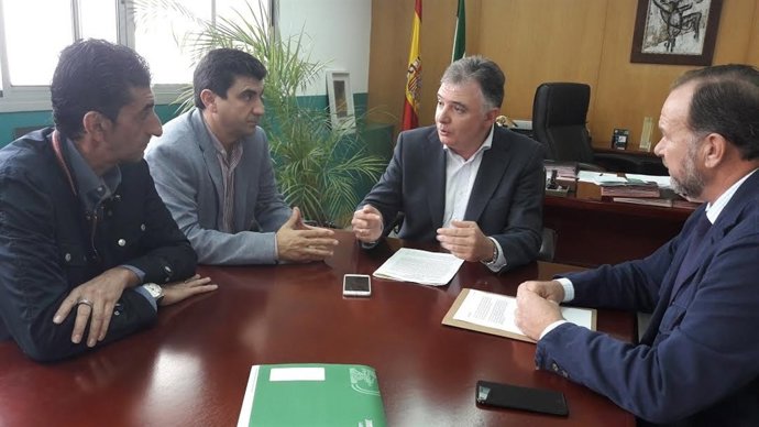 El delegado de la Junta en Huelva, Francisco Romero, con FOE y sindicatos.