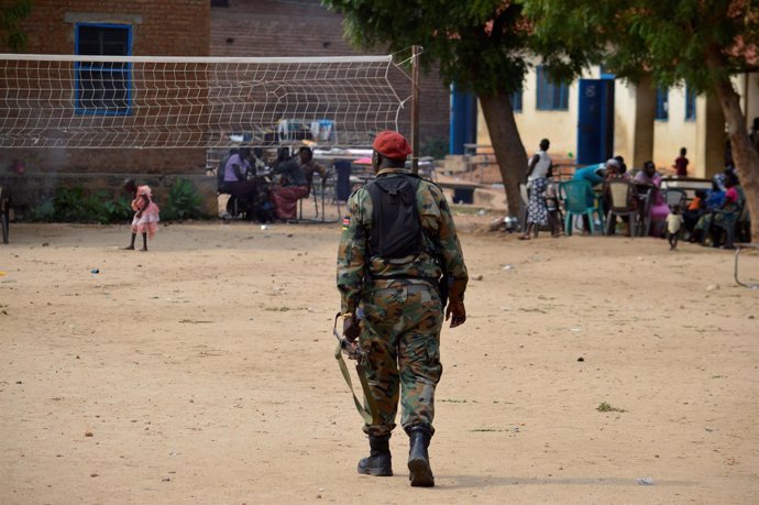 Un militar patrulla una zona con desplazados en Yuba, capital de Sudán del Sur
