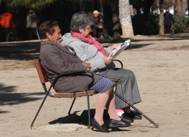 Unas jubiladas sentadas en un banco