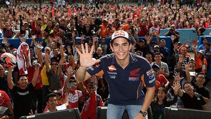 Marc Márquez, agasajado por la afición indonesia