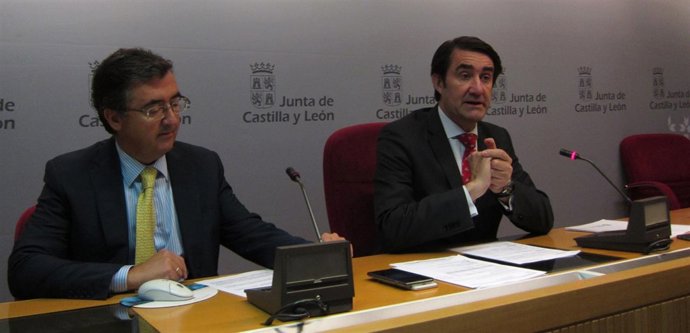 El consejero de Fomento (dcha), junto al director general de Vivienda