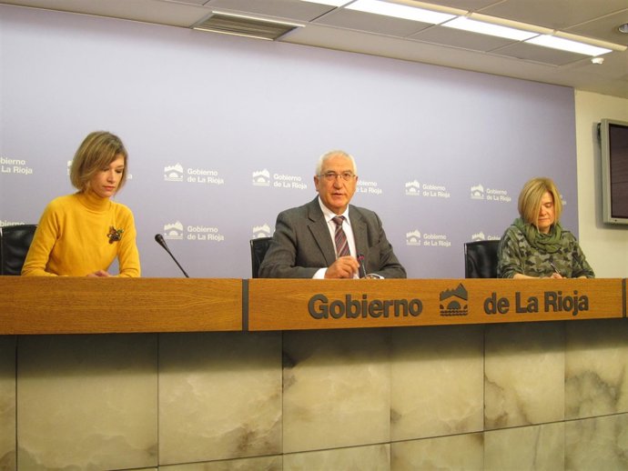 El consejero de Educación, la directora de la UNED y la concejala de Familia