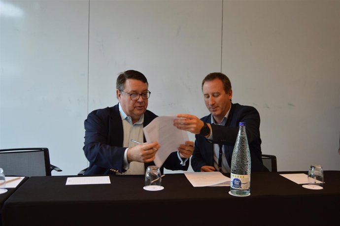 Albert Gallart y Thomas J. Sommer en la firma del convenio 