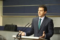 Rivera censura que Unidos Podemos apoye rodear el Congreso que les "paga el sueldo"