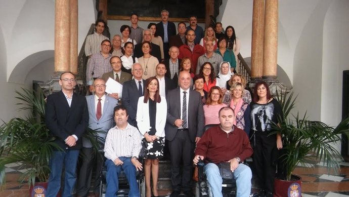 Ruiz y Cañete (centro), junto a representantes de colectivos y asociaciones