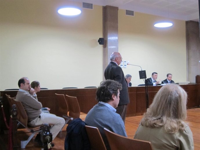 El acusado declarando en el juicio y los otros cuatro acusados