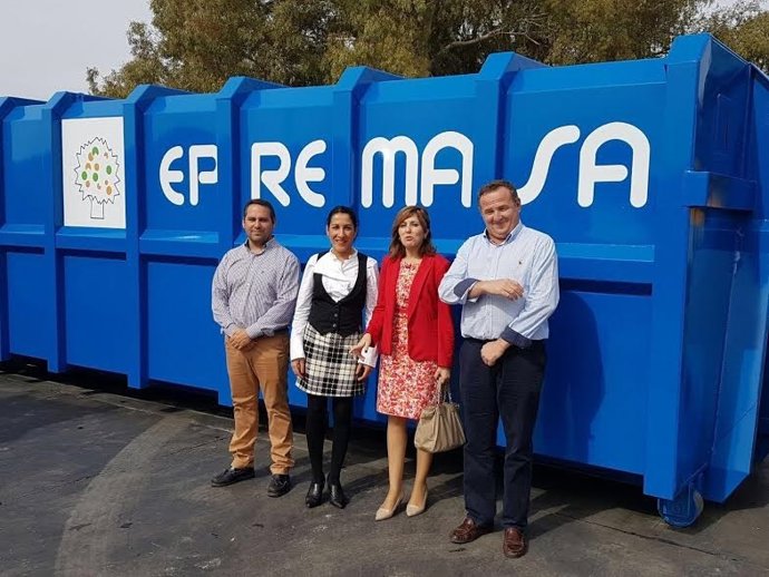 Pozuelo (izda.), junto a Romero, durante la entrega de contenedores