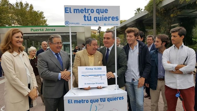 Bueno y Zoido recogen firmas por el metro de Sevilla