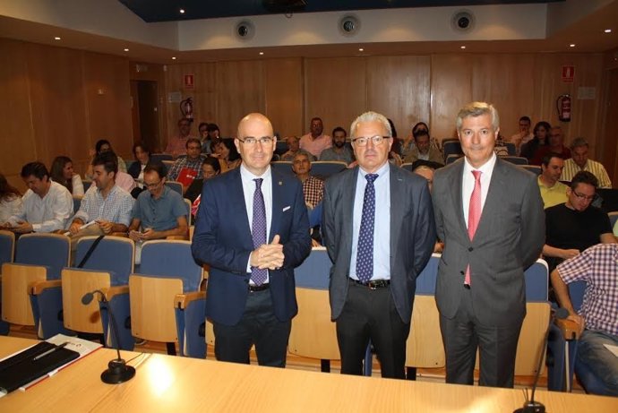 Carmona (izda.) con responsables Fremap antes del inicio de las jornadas