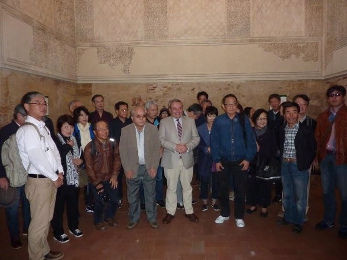 Alcalde (centro), junto a los touroperadores japoneses, en la Sinagoga