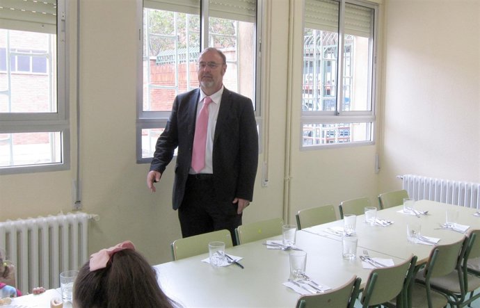 Fernando Rey en el comedor de un colegio