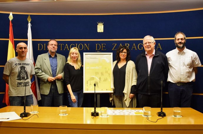 Foto de familia de representantes de la DPZ, ayuntamiento y organizadores.