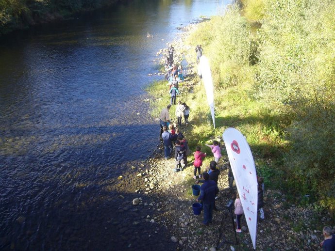 Un grupo de alumnos de El Bosquin repueblan el rio Nalón
