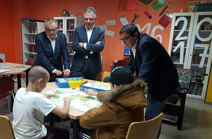 El delegado de la Junta en Huelva, Francisco Romero, visita el aula del hospital