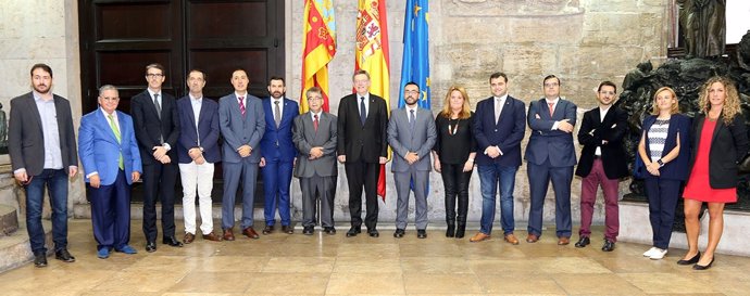 Ximo Puig con el comité organizador de la 'Fira Destaca 2016'