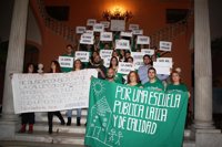 Interinos se encierran en el Ayuntamiento de Sevilla por una inversión "real" en educación