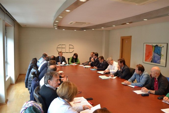Reunión entre FELE y sindicatos sobre el convenio de transporte urbano