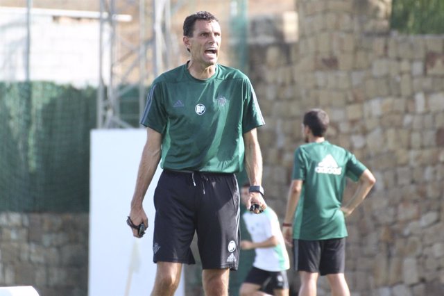 Gustavo Poyet, entrenador del Betis