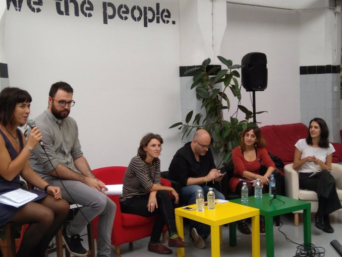 Maestre (a la derecha) ha debatido de municipalismo en la 'morada' de Valencia