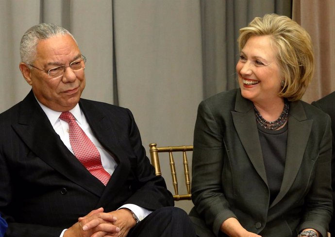Colin Powell y Hillary Clinton, juntos durante un acto