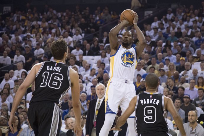 Durant lanza a canasta ante Parker y Gasol en el Warriors-Spurs
