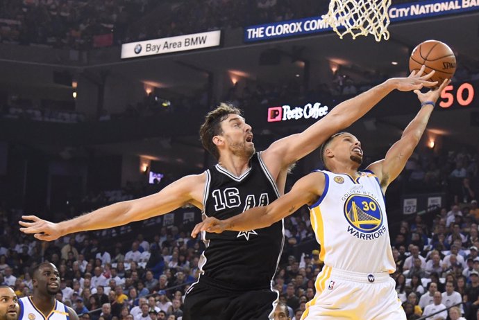 Pau Gasol intenta taponar a Curry en el Warriors-Spurs