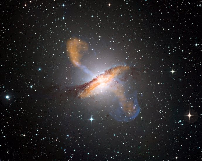 Imagen en color de la galaxia Centaurus