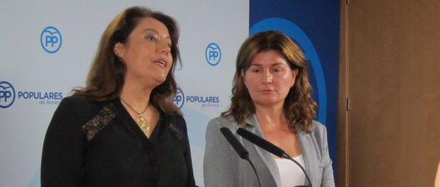 La portavoz del PP-A, Carmen Crespo, junto a la parlamentaria Rosalía Espinosa