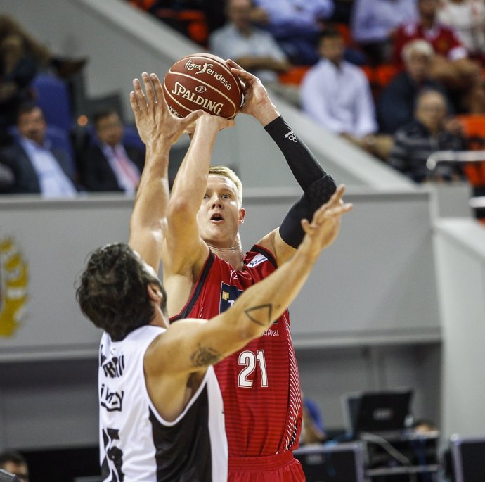 Robin Benzing jugando el partido Tecnyconta Zaragoza - Dominion Bilbao Basket