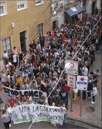Unos 300 estudiantes se manifiestan por las calles de Mérida en rechazo a las 'reválidas' de la LOMCE