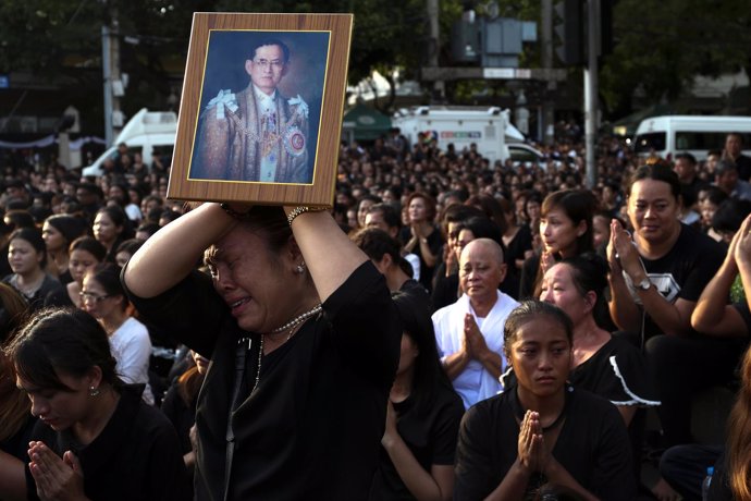 Miles de tailandeses despiden al rey Bhumibol en las calles de Bangkok