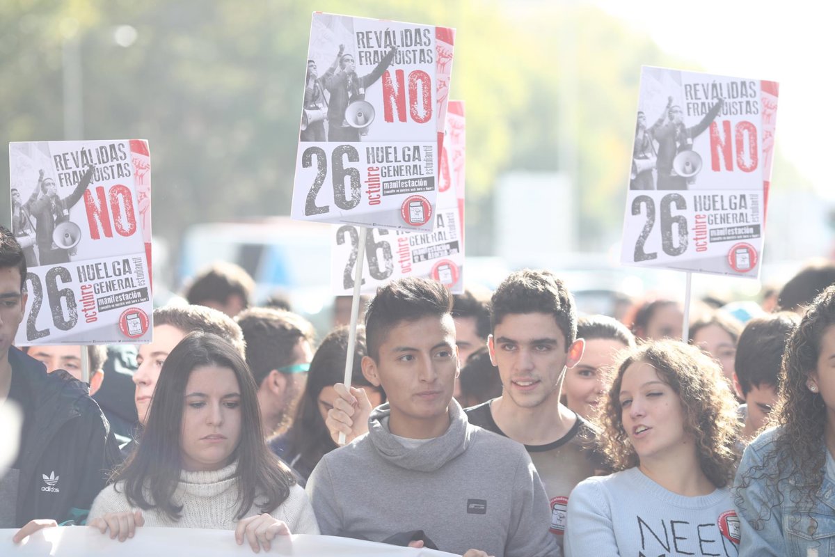 Miles de estudiantes se manifiestan contra las 'revalidas' y amenazan ...