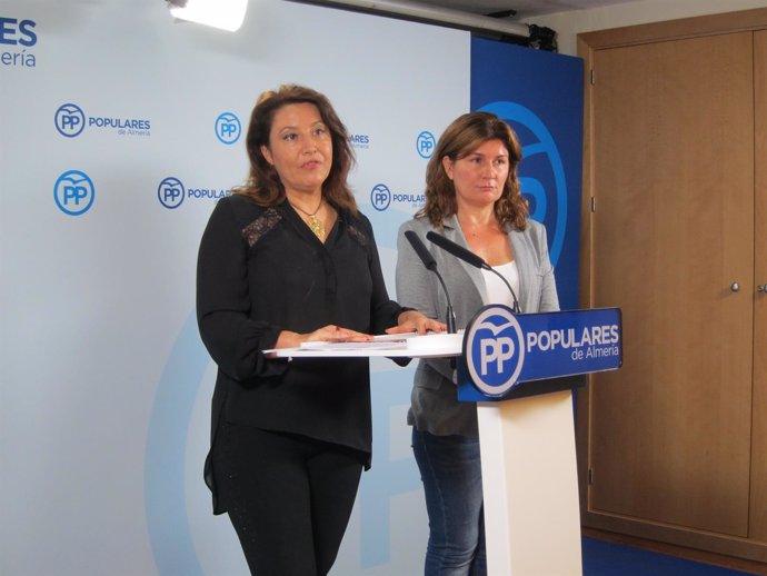 La portavoz del PP-A, Carmen Crespo, y la parlamentaria Rosalía Espinosa