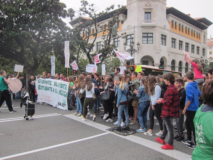 Estudiantes secundan la convocatoria contra la reválida