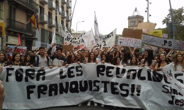 Más de 3.000 estudiantes se manifiestan en Barcelona contra las 'reválidas'