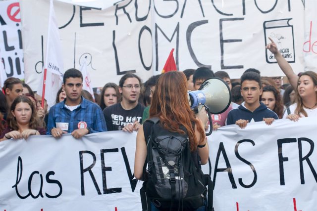 Protesta de estudiantes contra la Lomce en Sevilla