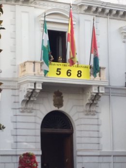 Imagen del cartel colocado en la fachada del Ayuntamiento de Granada