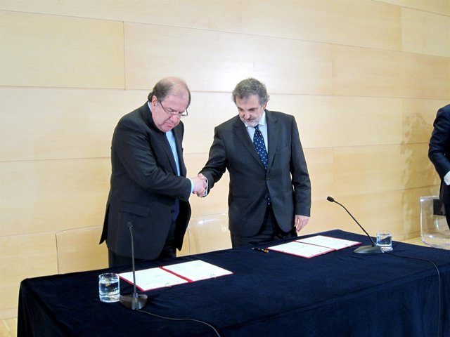 Juan Vicente Herrera y Luis Miguel Gilpérez, en la firma del convenio. 