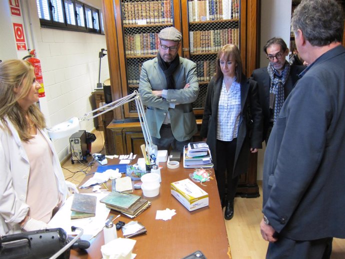 Noriega visita la restauración de la biblioteca histórica del Instituto Xelmírez